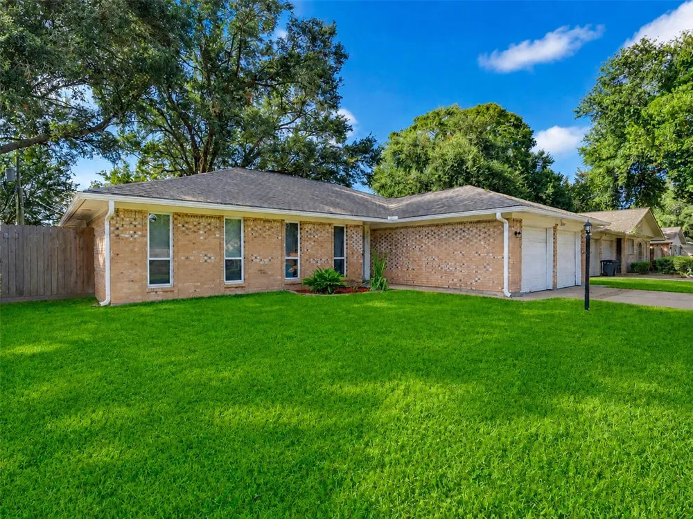 913 W Galveston Street League City, TX 77573
