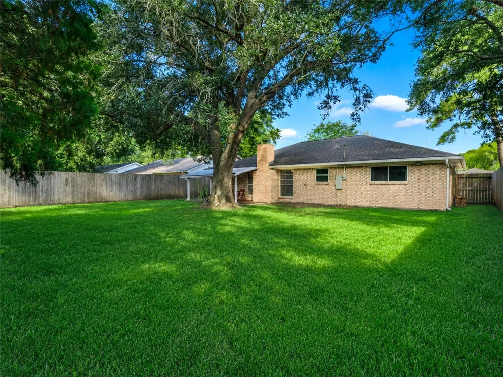 913 W Galveston Street League City, TX 77573