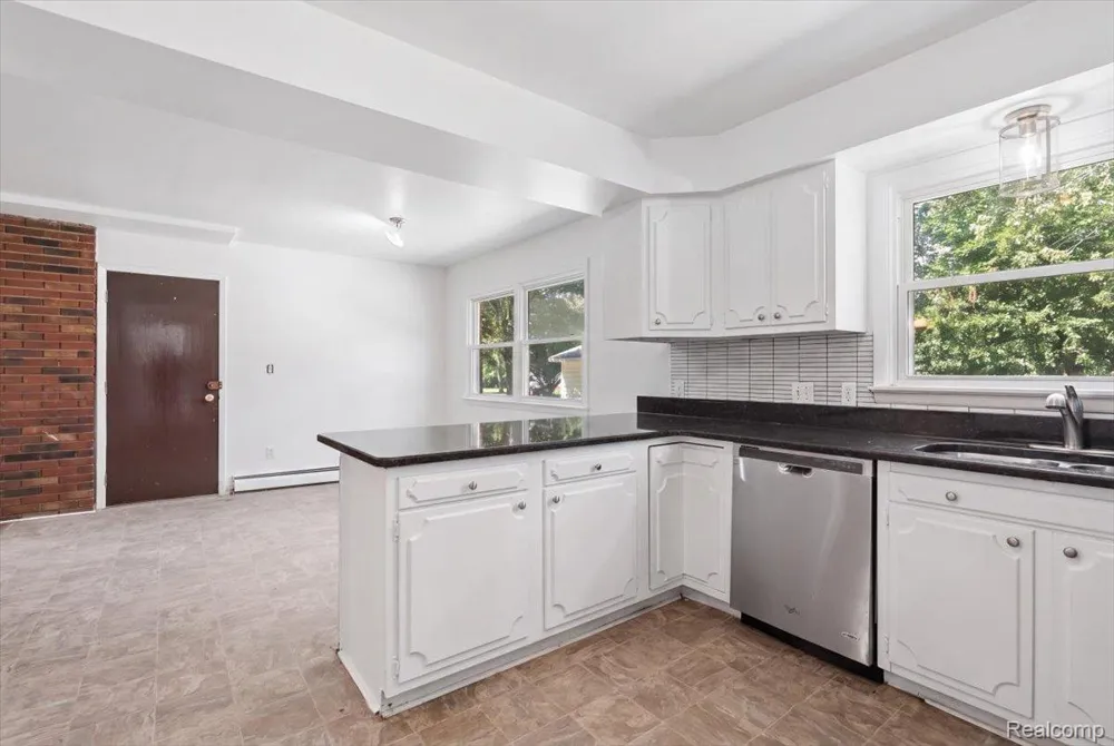 2260 S Harvey Avenue Westland City, MI 48186