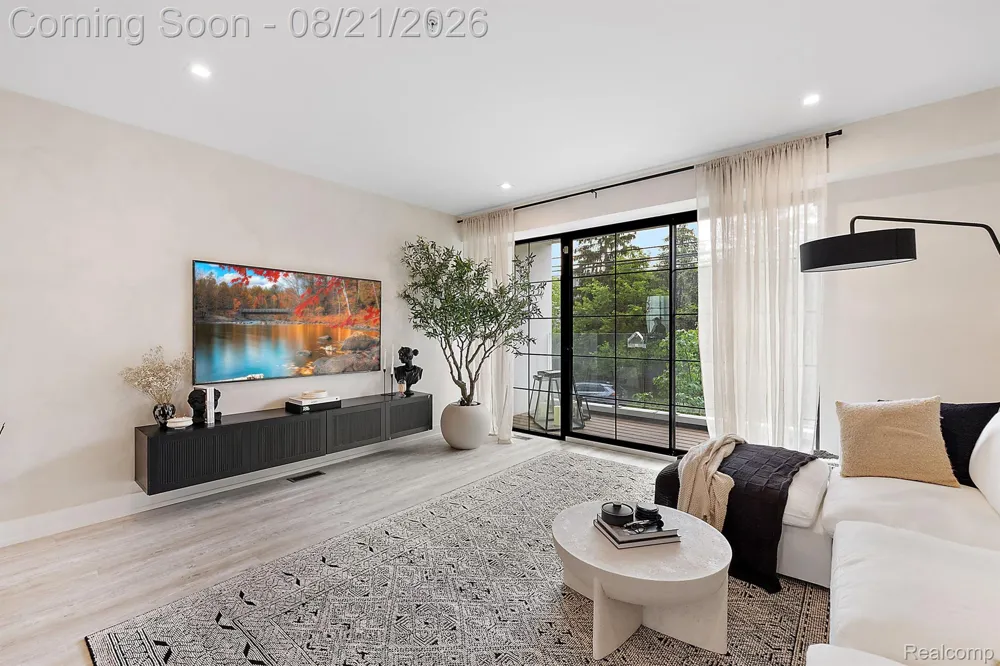 533 E Harrison Avenue #9 Royal Oak City, MI 48067