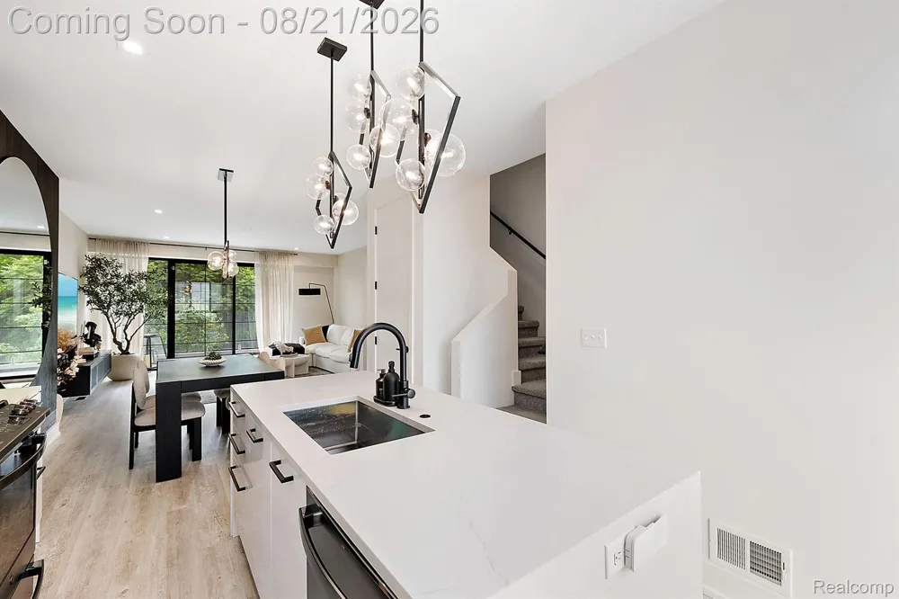 533 E Harrison Avenue #9 Royal Oak City, MI 48067