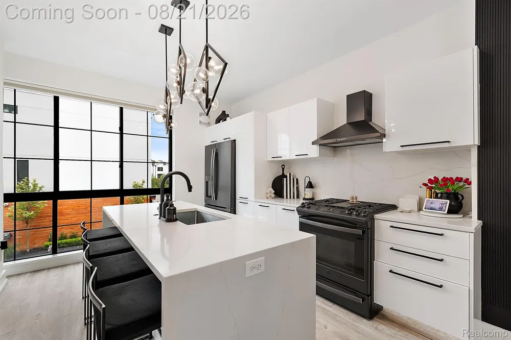 533 E Harrison Avenue #9 Royal Oak City, MI 48067