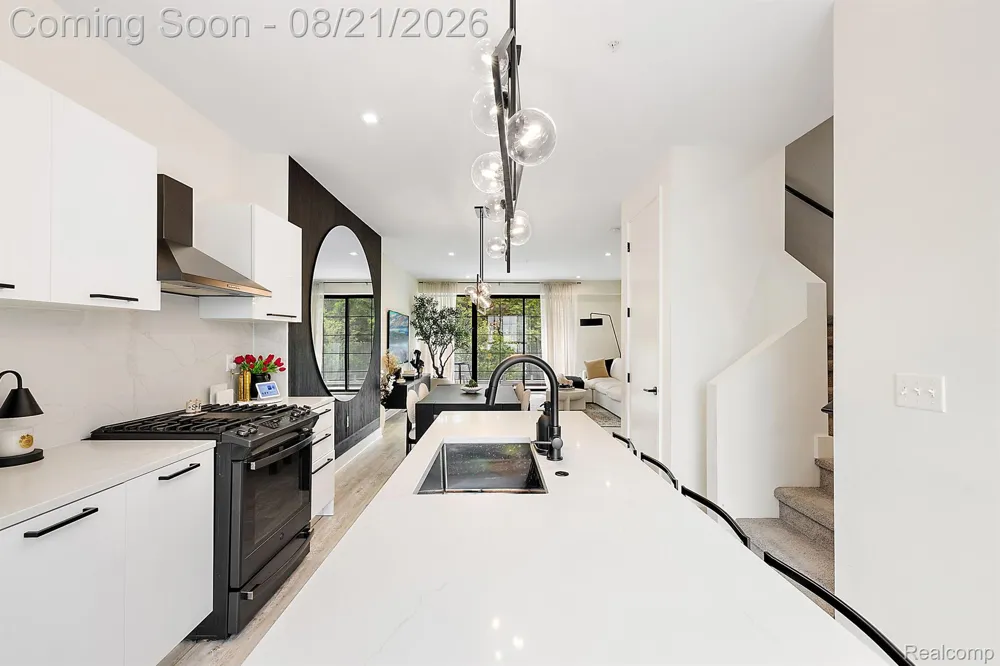 533 E Harrison Avenue #9 Royal Oak City, MI 48067