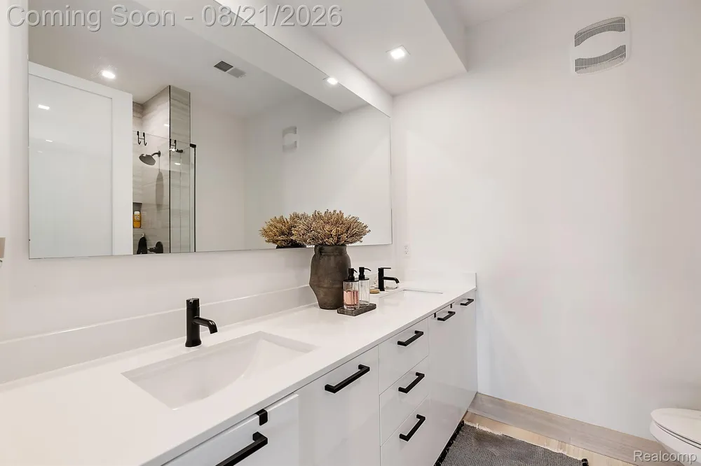 533 E Harrison Avenue #9 Royal Oak City, MI 48067