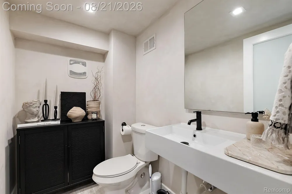 533 E Harrison Avenue #9 Royal Oak City, MI 48067
