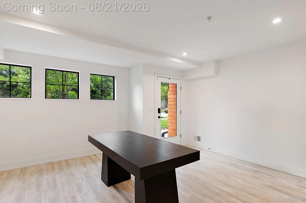 533 E Harrison Avenue #9 Royal Oak City, MI 48067