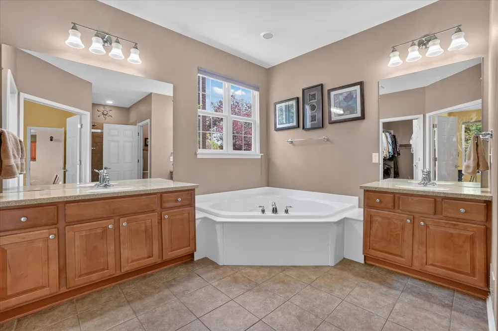 4240 Merriman Loop Howell, MI 48843