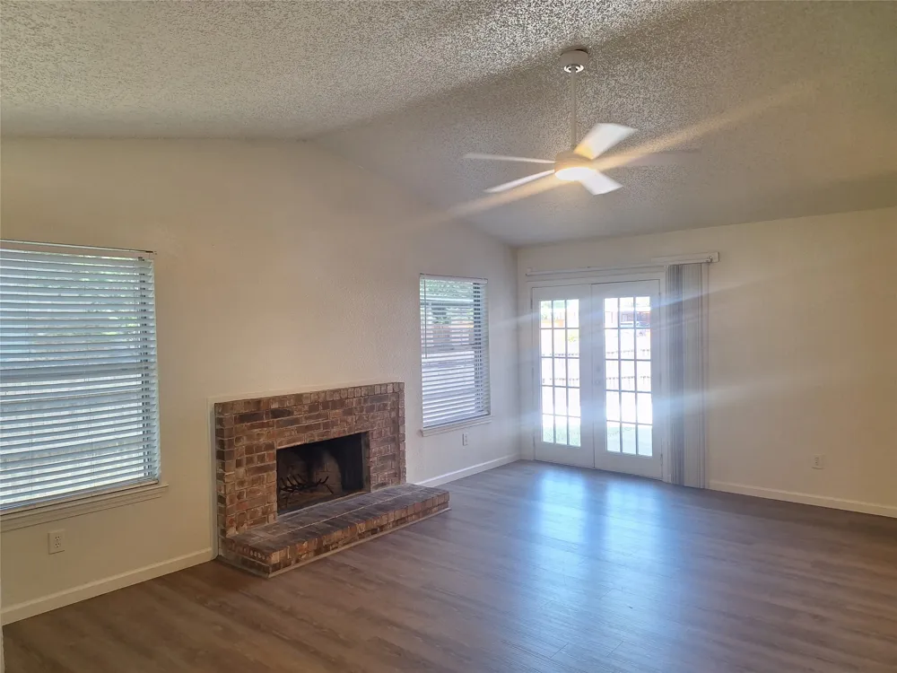 3946 Queens Court Garland, TX 75043