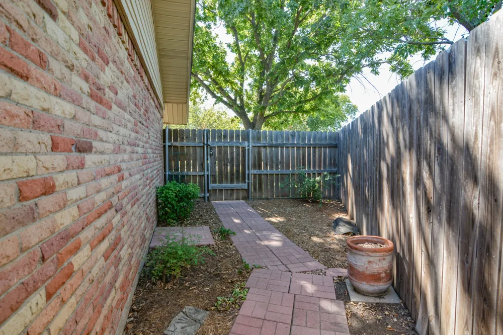 1207 Lynnwood Drive Cleburne, TX 76033