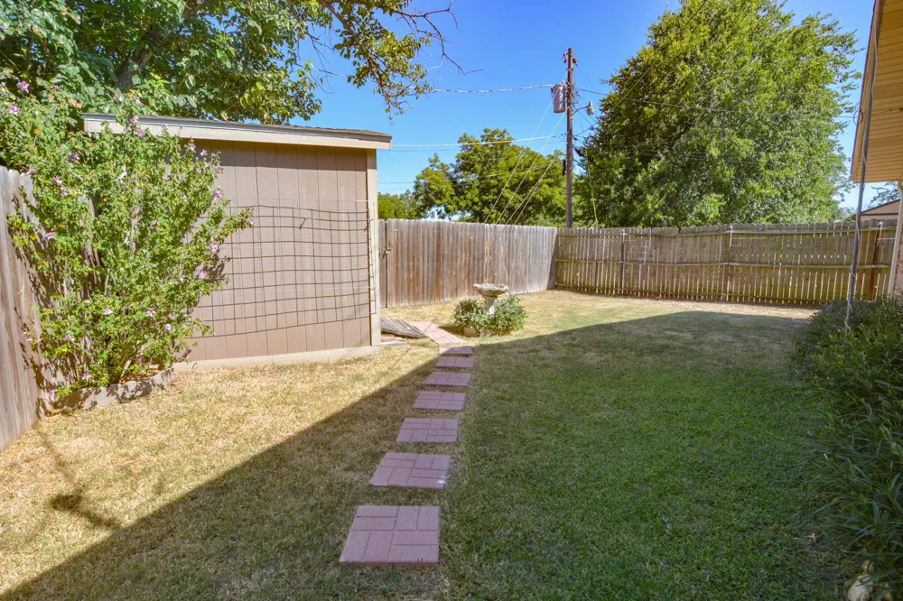 1207 Lynnwood Drive Cleburne, TX 76033