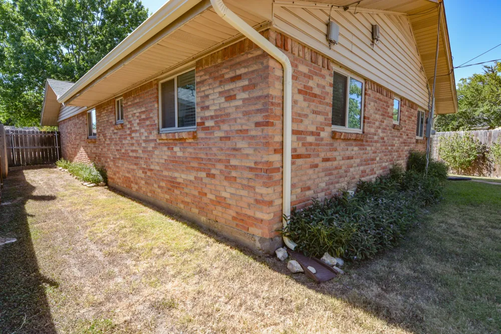 1207 Lynnwood Drive Cleburne, TX 76033