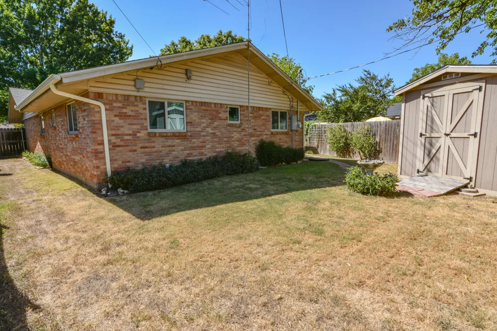 1207 Lynnwood Drive Cleburne, TX 76033