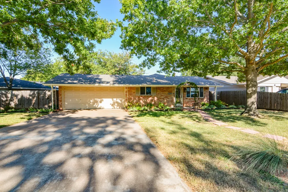1207 Lynnwood Drive Cleburne, TX 76033