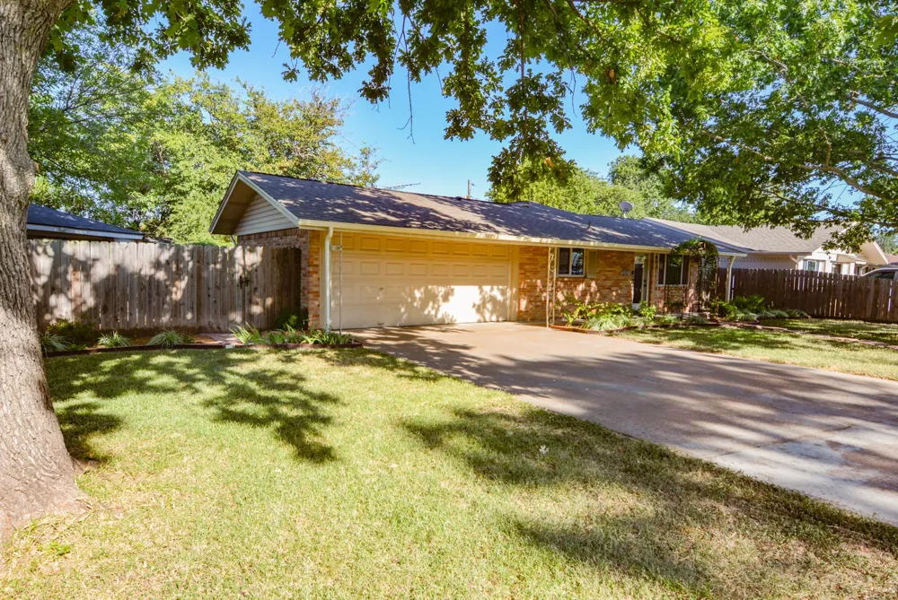 1207 Lynnwood Drive Cleburne, TX 76033