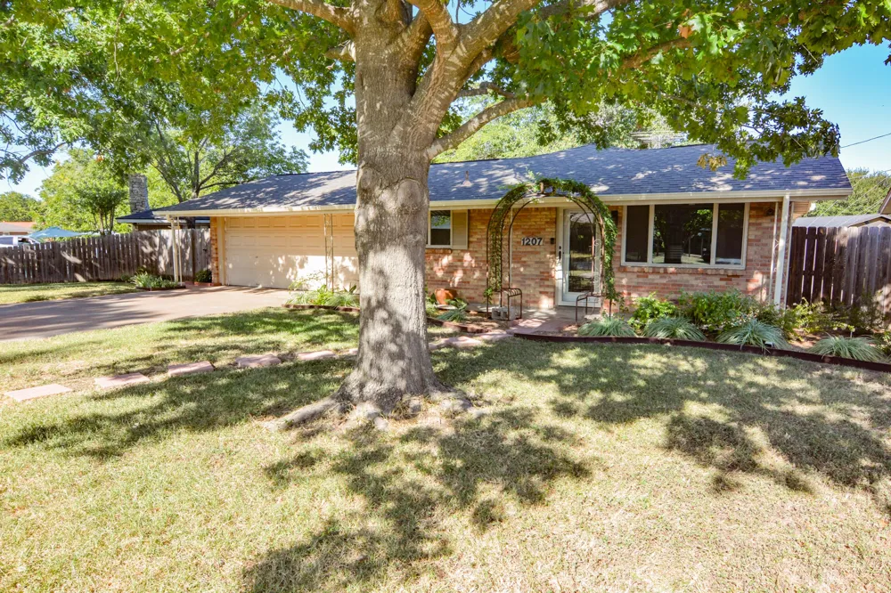 1207 Lynnwood Drive Cleburne, TX 76033