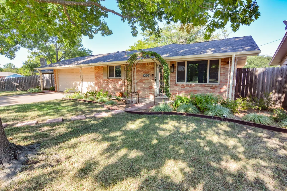 1207 Lynnwood Drive Cleburne, TX 76033