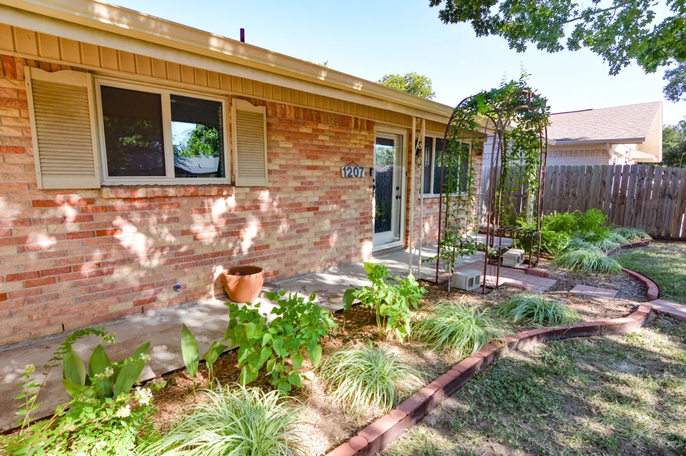 1207 Lynnwood Drive Cleburne, TX 76033