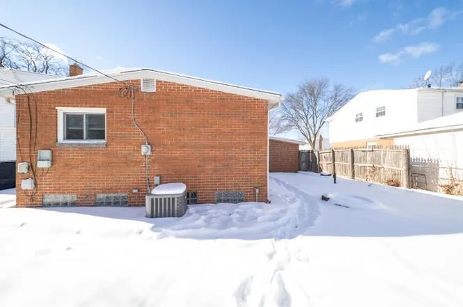 442 Dobson Street Westland City, MI 48185
