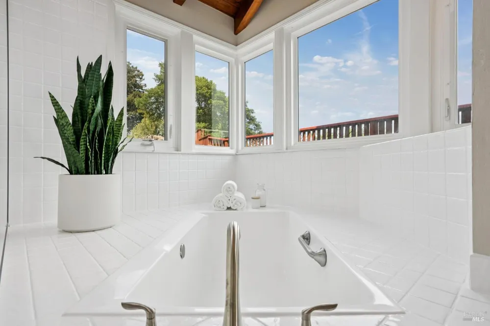 1125 Meadowcrest Drive Corte Madera, CA 94925