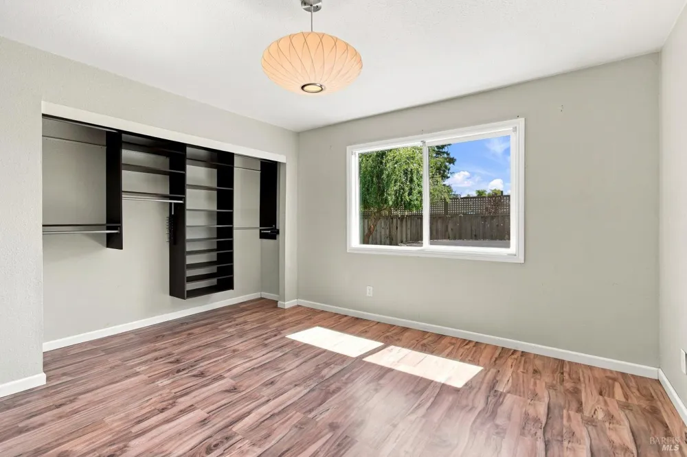 880 Crinella Drive Petaluma, CA 94954