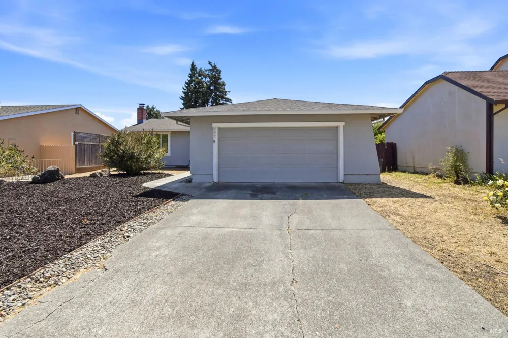880 Crinella Drive Petaluma, CA 94954