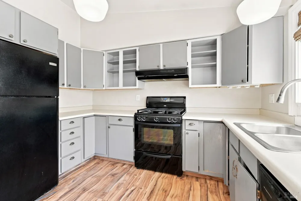 880 Crinella Drive Petaluma, CA 94954