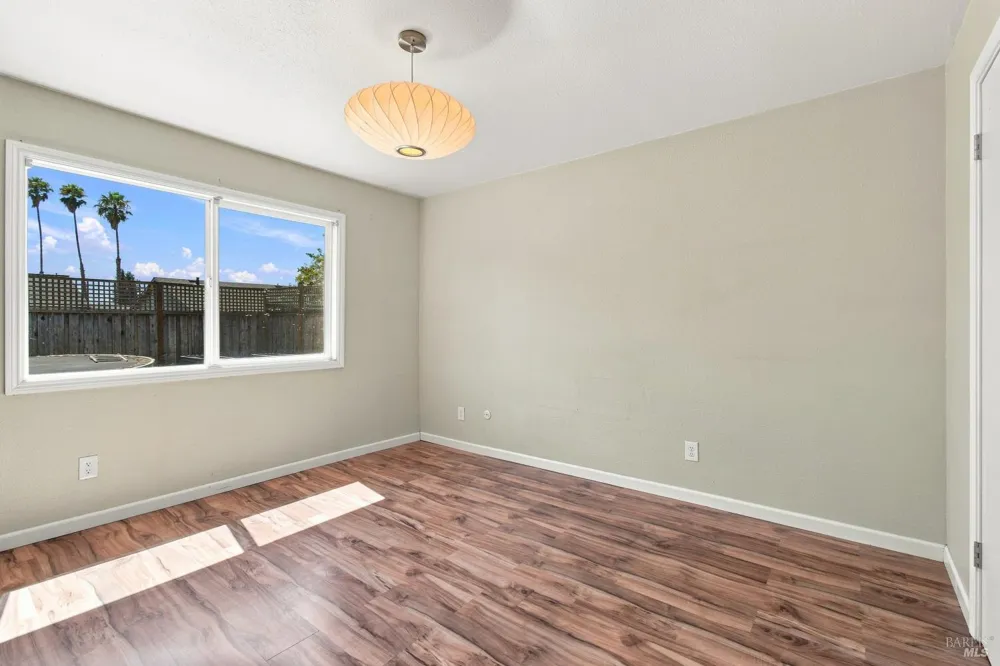 880 Crinella Drive Petaluma, CA 94954