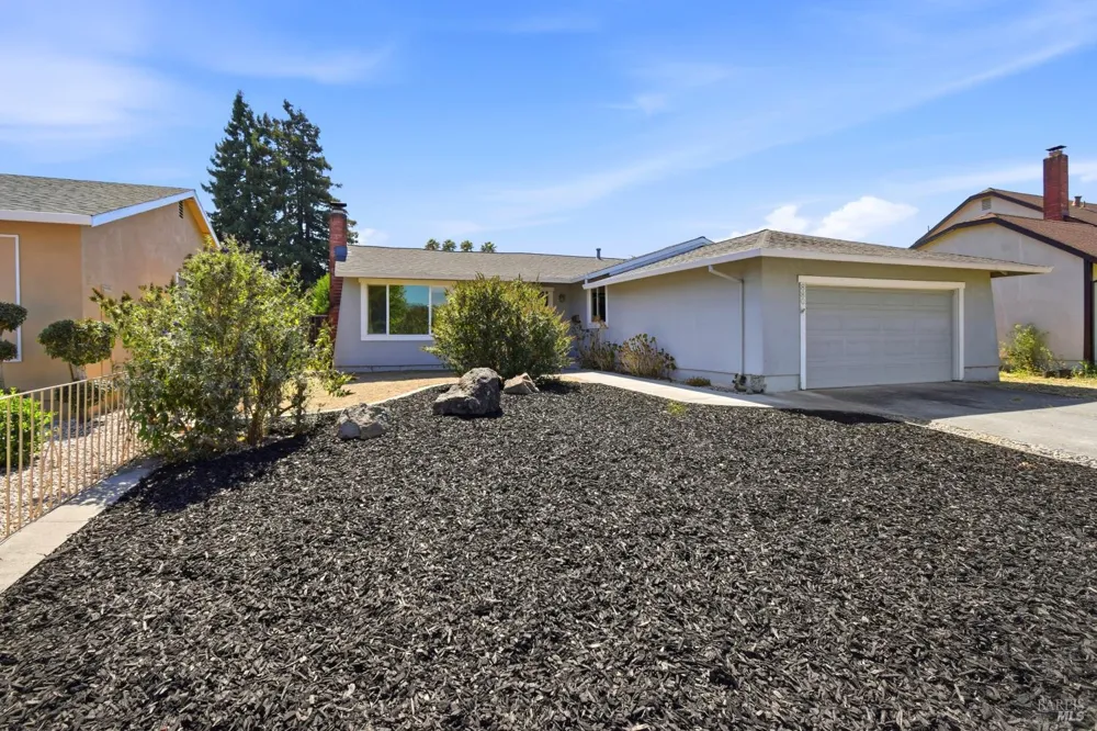 880 Crinella Drive Petaluma, CA 94954