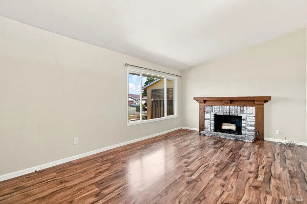880 Crinella Drive Petaluma, CA 94954