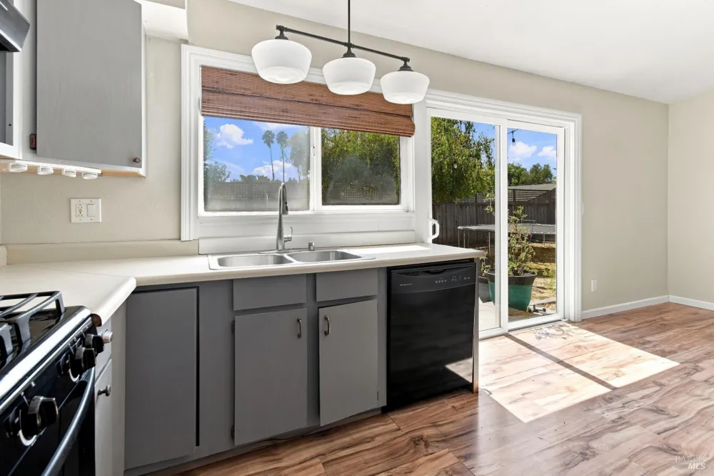 880 Crinella Drive Petaluma, CA 94954