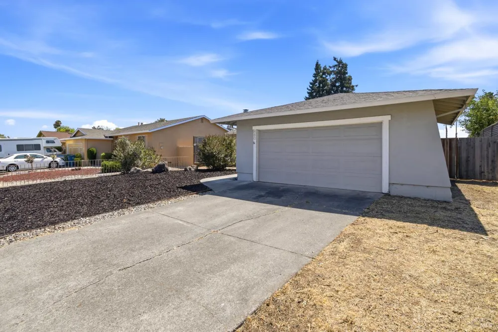 880 Crinella Drive Petaluma, CA 94954