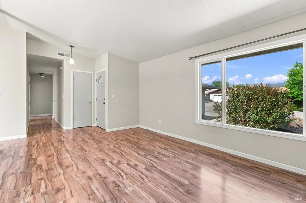 880 Crinella Drive Petaluma, CA 94954