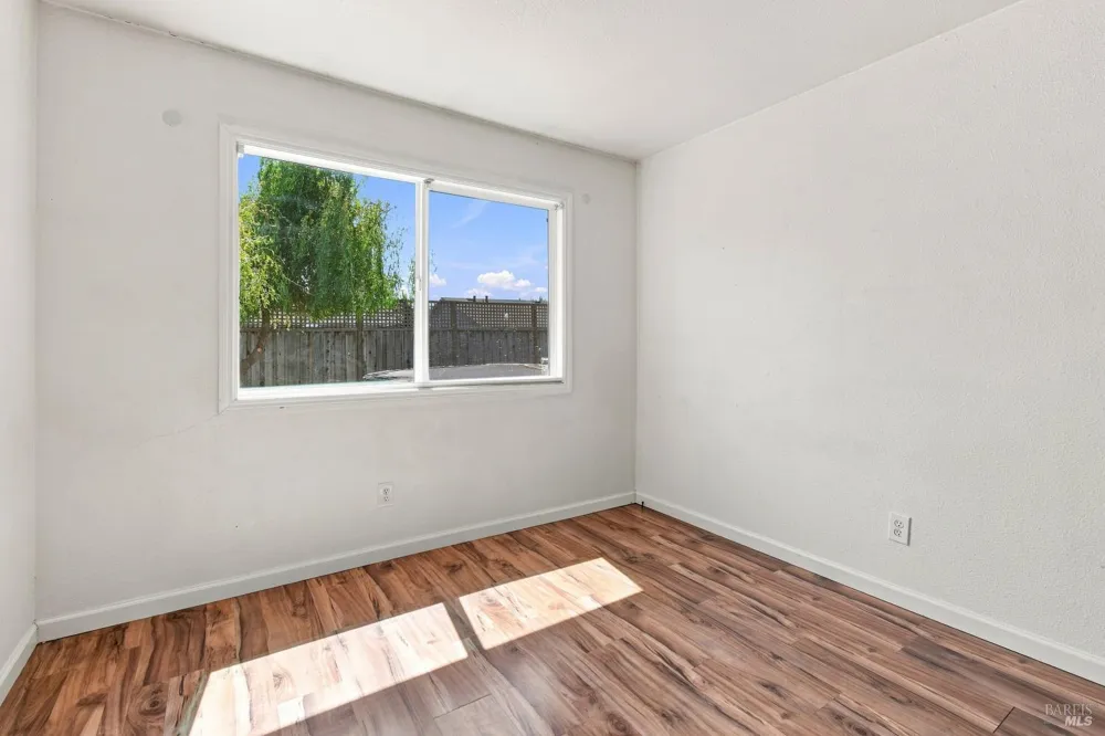 880 Crinella Drive Petaluma, CA 94954