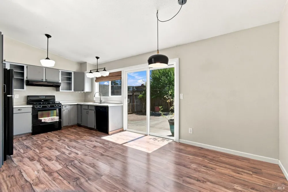 880 Crinella Drive Petaluma, CA 94954