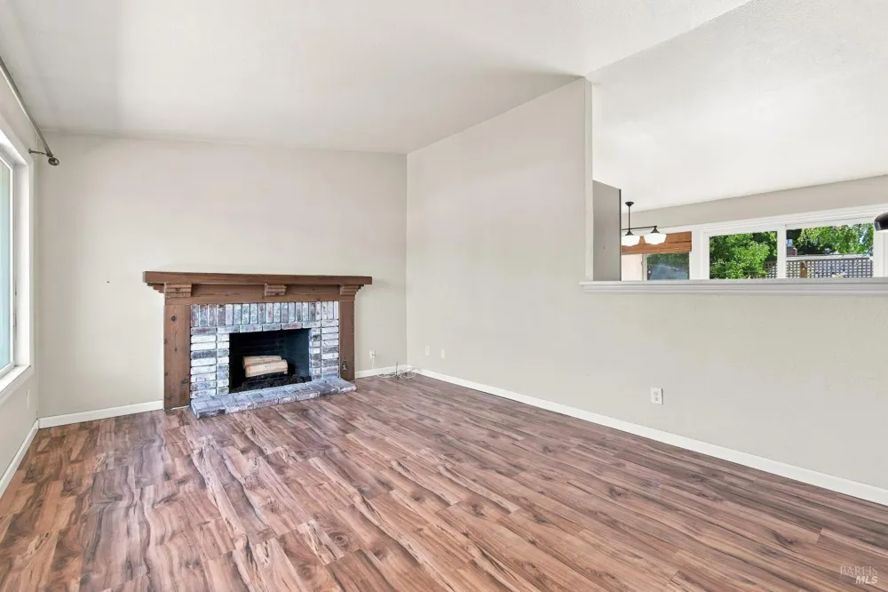 880 Crinella Drive Petaluma, CA 94954