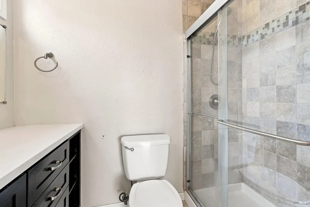 880 Crinella Drive Petaluma, CA 94954