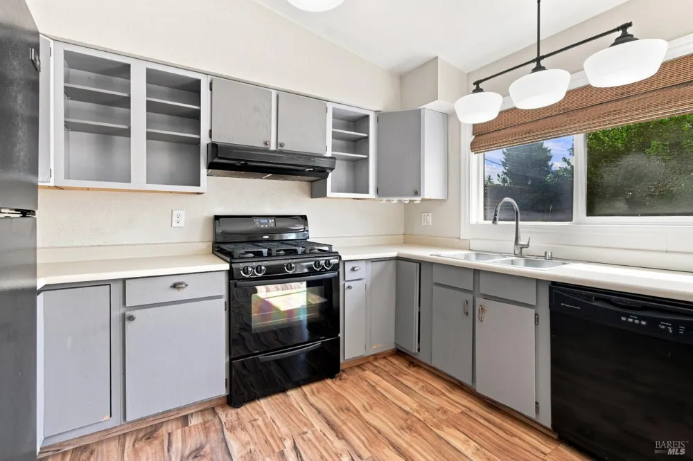 880 Crinella Drive Petaluma, CA 94954