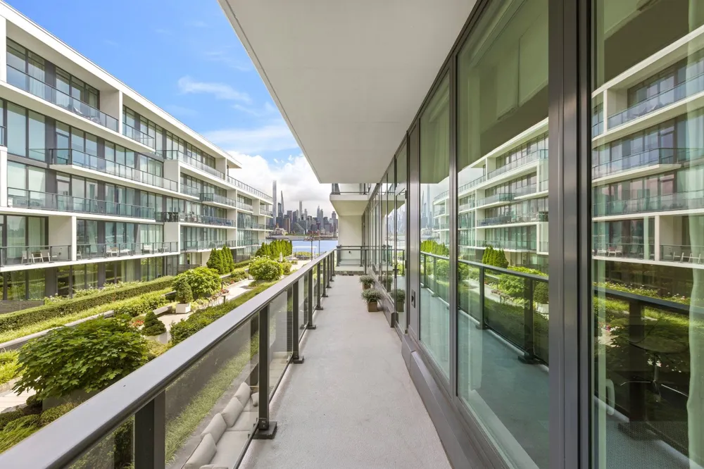 1200 AVENUE AT PORT IMPERIAL Weehawken, NJ 07086