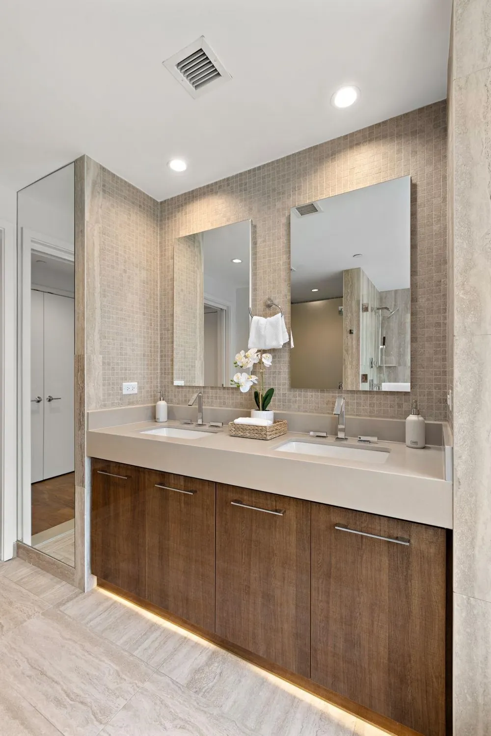 1200 AVENUE AT PORT IMPERIAL Weehawken, NJ 07086