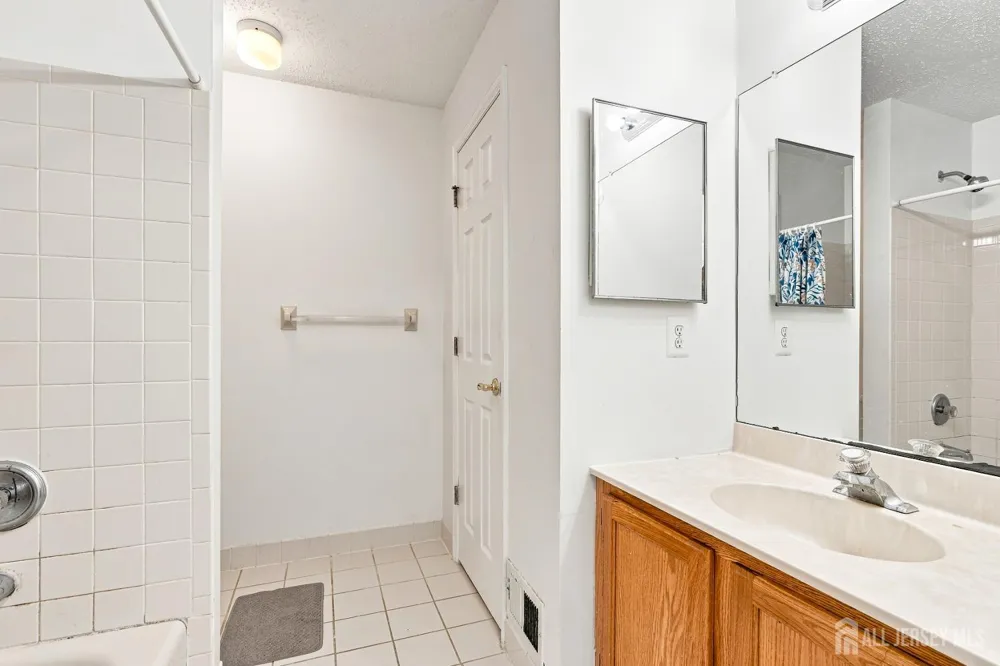 17 Prestwick Way Edison, NJ 08820