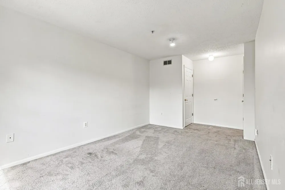 17 Prestwick Way Edison, NJ 08820