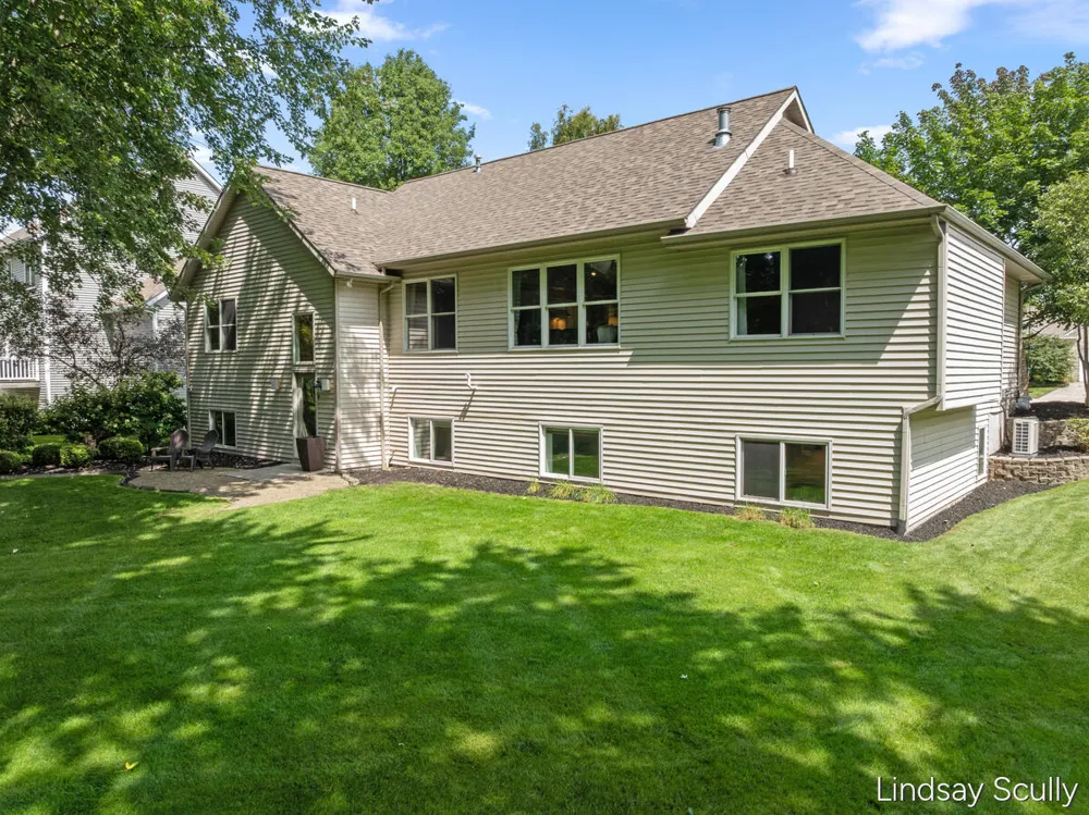 7889 Meadowood Drive Hudsonville, MI 49426