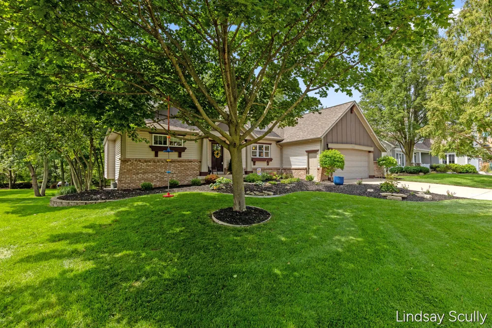 7889 Meadowood Drive Hudsonville, MI 49426