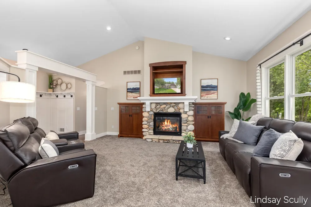 7889 Meadowood Drive Hudsonville, MI 49426