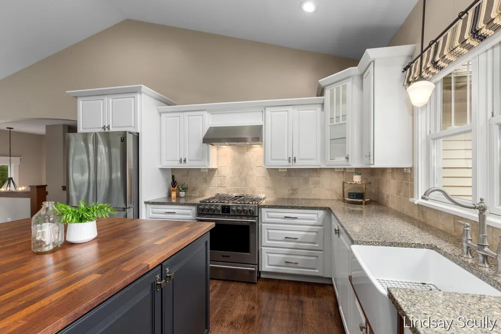 7889 Meadowood Drive Hudsonville, MI 49426