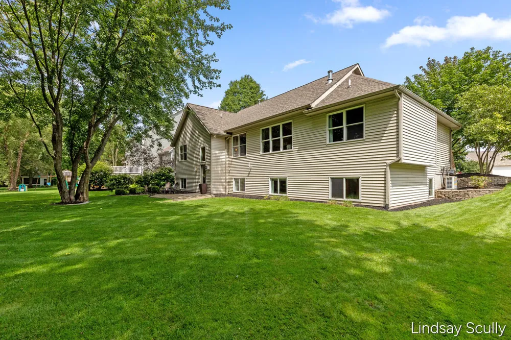 7889 Meadowood Drive Hudsonville, MI 49426