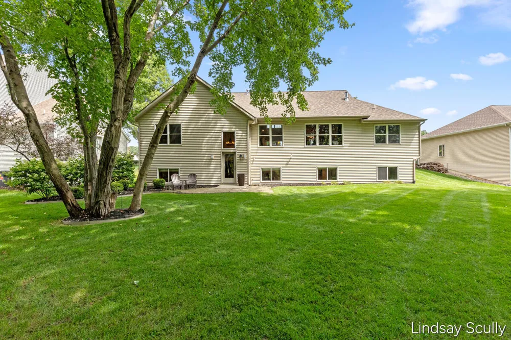 7889 Meadowood Drive Hudsonville, MI 49426