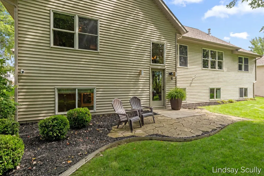 7889 Meadowood Drive Hudsonville, MI 49426