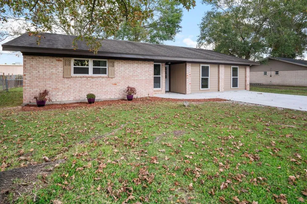 1347 E Palm Drive Winnie, TX 77665