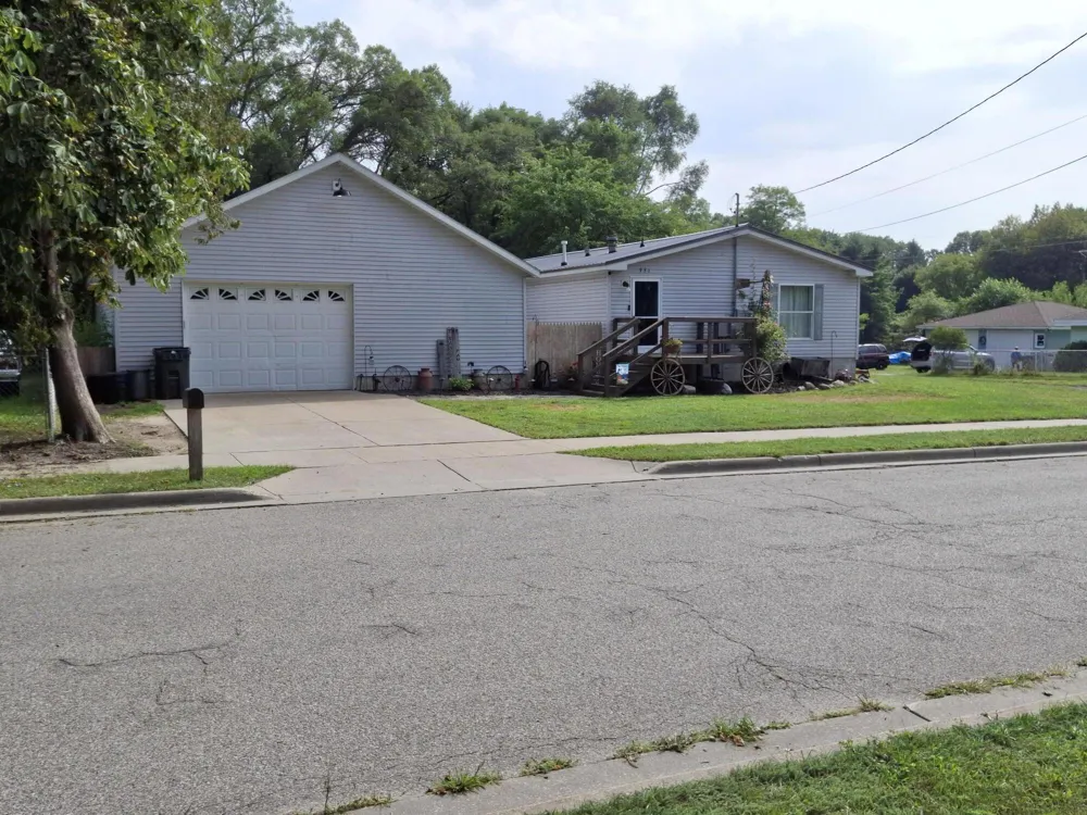 931 W Barney Avenue Muskegon, MI 49441